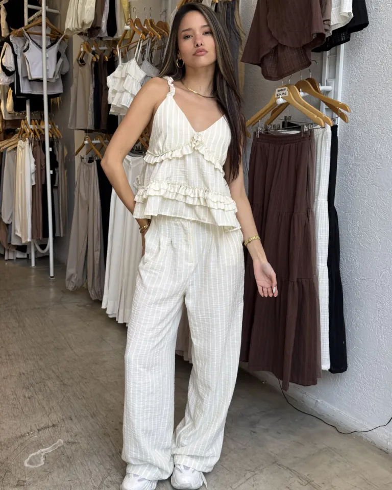 Blusa de lino rayada con detalles en volados y escote en V de Belle en Blusas para argentina