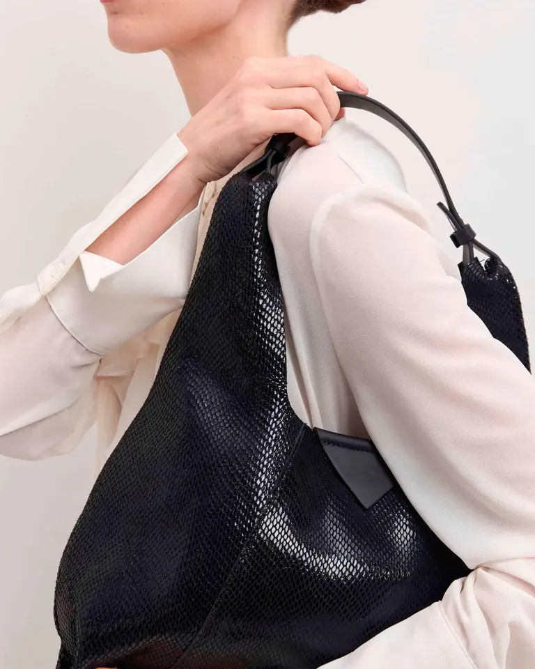 Cartera de hombro de cuero con estampado de serpiente, práctica y de diseño minimalista de Prüne en Bolsos y Carteras para argentina