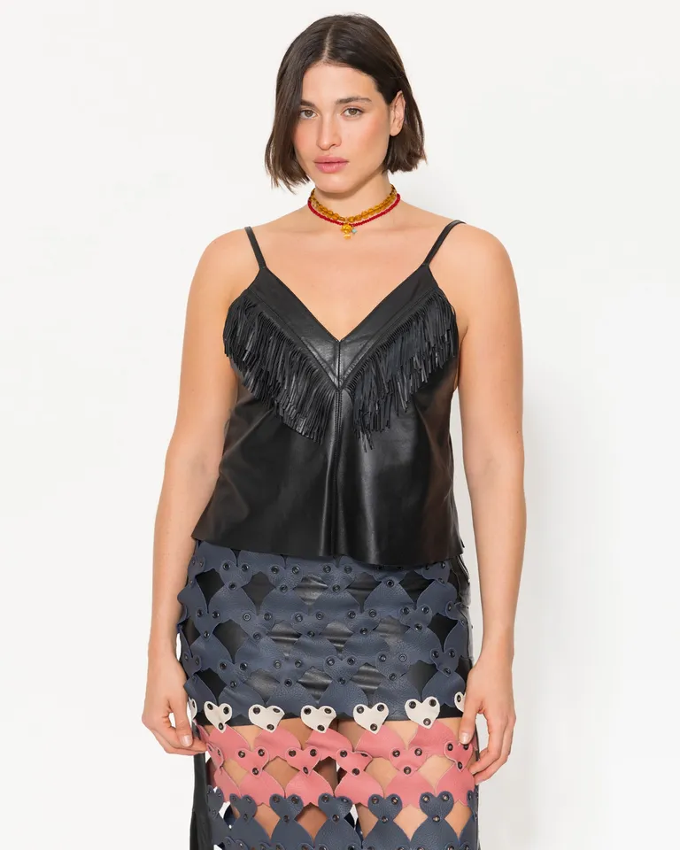 Top de cuero negro con flecos superpuestos y cierre metálico en la espalda de Jazmin Chebar en Tops para argentina