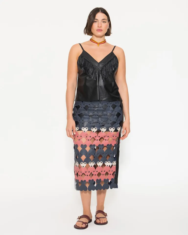 Top de cuero negro con flecos superpuestos y cierre metálico en la espalda de Jazmin Chebar en Tops para argentina