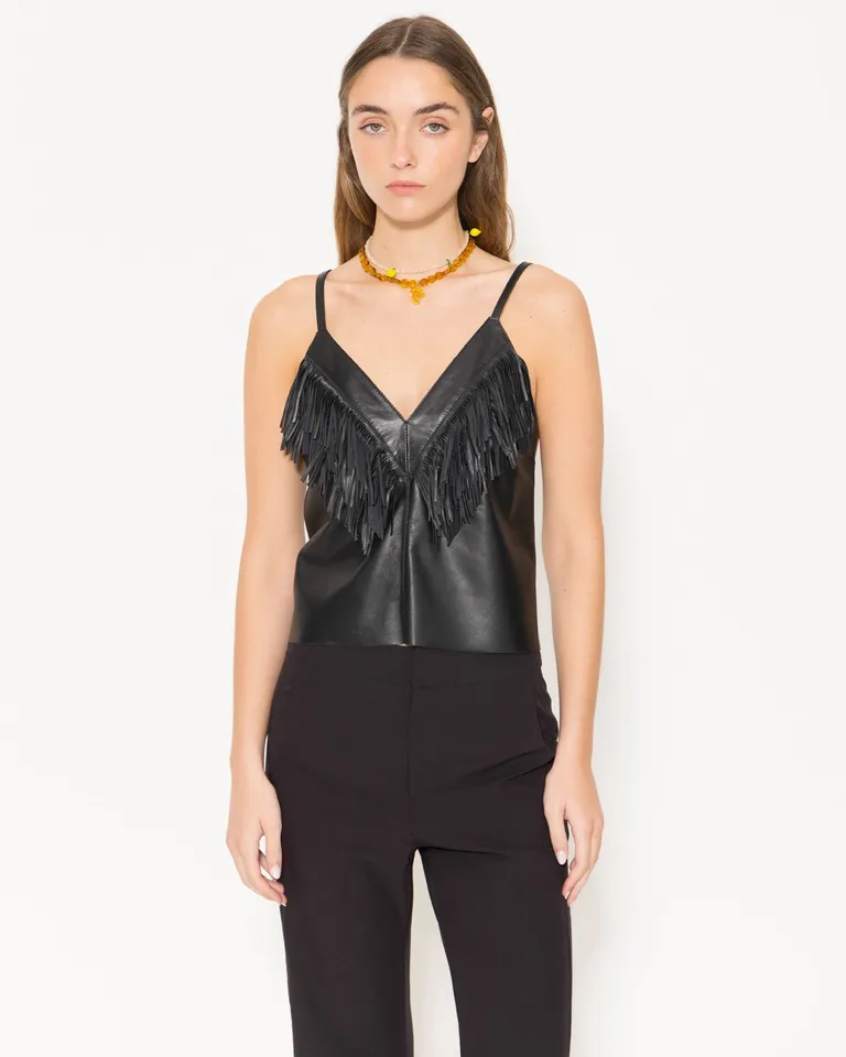 Top de cuero negro con flecos superpuestos y cierre metálico en la espalda de Jazmin Chebar en Tops para argentina