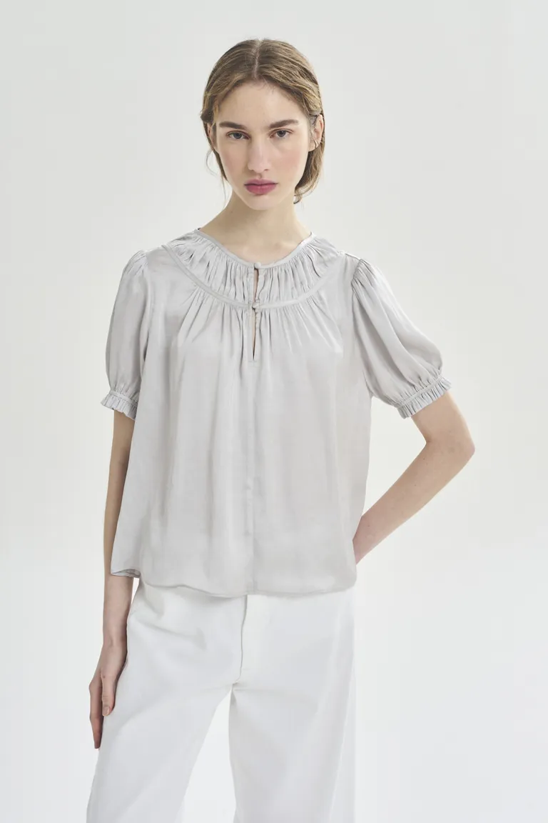 Blusa de manga corta con detalle en el cuello para mujer de Akiabara en Blusas para argentina