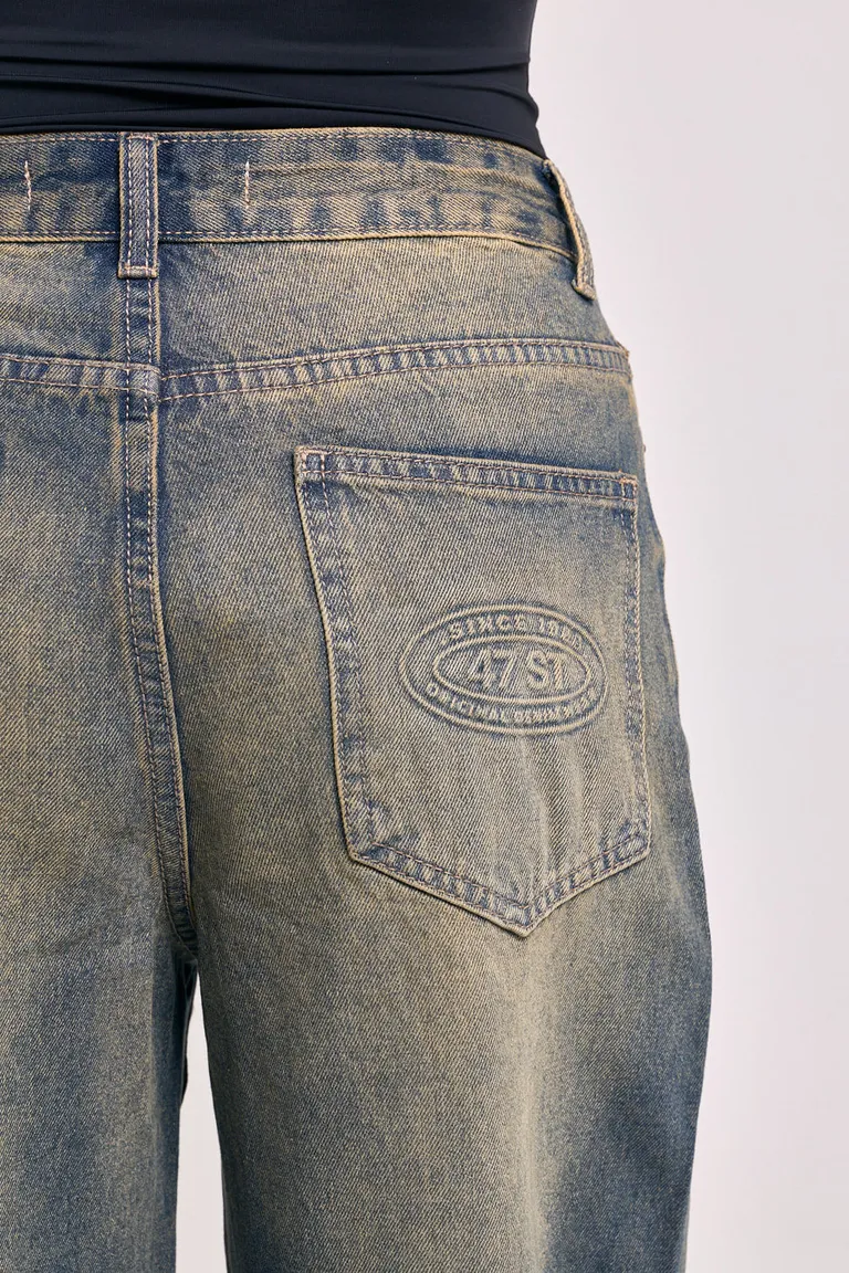 Pantalón tipo jean de corte holgado y pierna ancha con tiro medio y terminación clásica de 47 Street en Pantalones para argentina