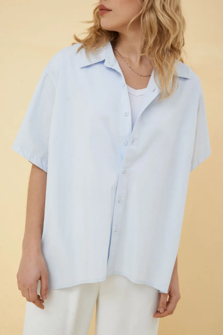 Camisa de manga corta de corte amplio y diseño minimalista ideal para cualquier ocasión de Apricot en Camisas para argentina