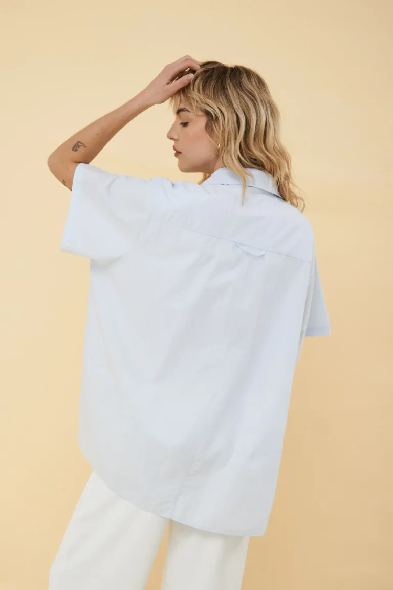 Camisa de manga corta de corte amplio y diseño minimalista ideal para cualquier ocasión de Apricot en Camisas para argentina