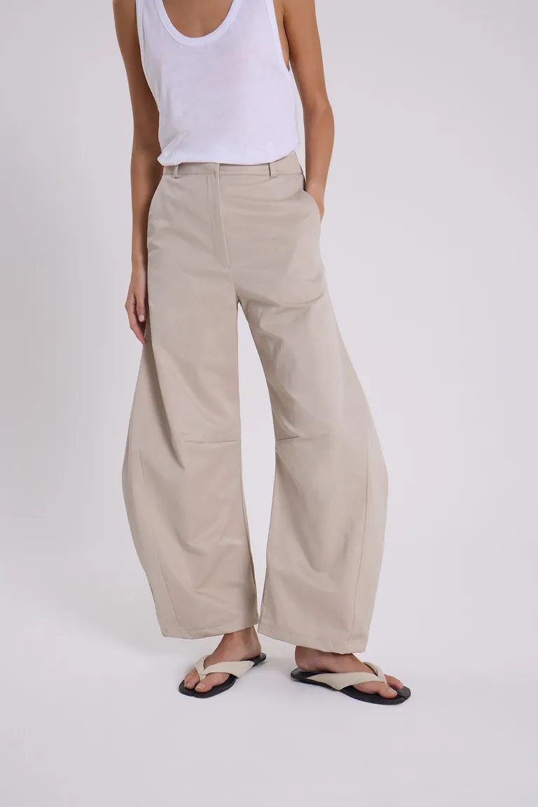 Pantalón de gabardina de cintura alta en tono beige para mujer de Maria Cher en Pantalones para argentina