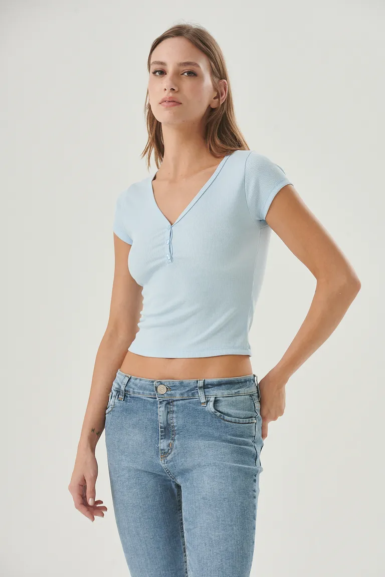 Remera de verano con escote en V y botones decorativos para un look femenino y versátil de Sweet en Remeras para argentina