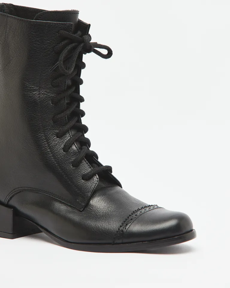 Botas tipo borcego de caña corta con cierre y ajuste frontal de cordones de Wanama en Botas y Botinetas para argentina