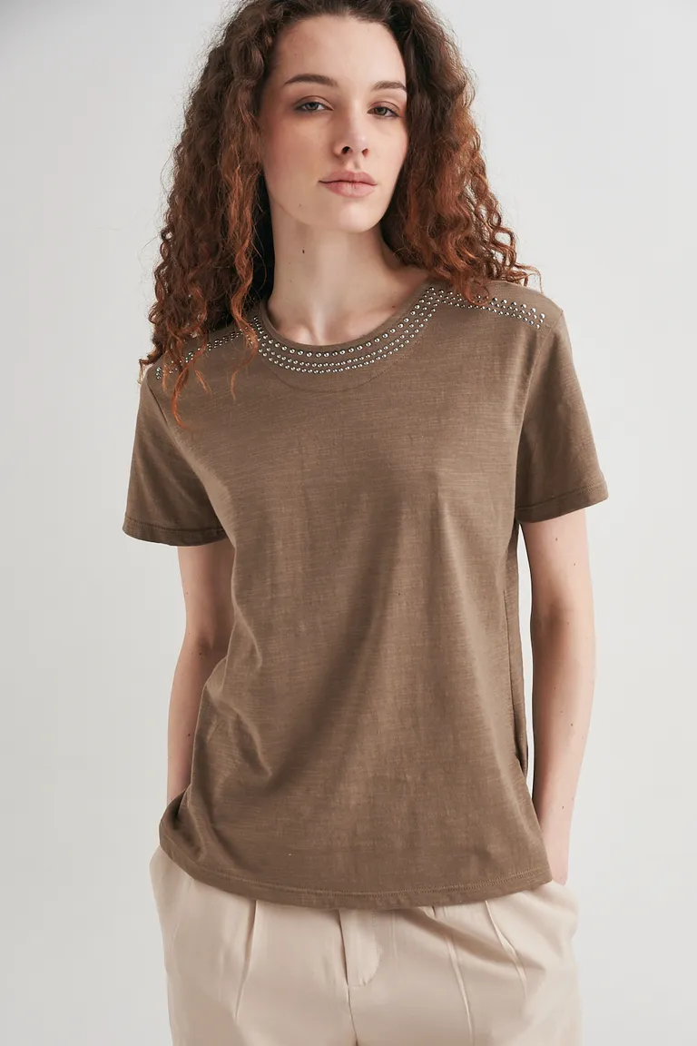 Remera informal con acentos metálicos en el cuello, un básico versátil para el armario femenino de Sweet en Remeras para argentina