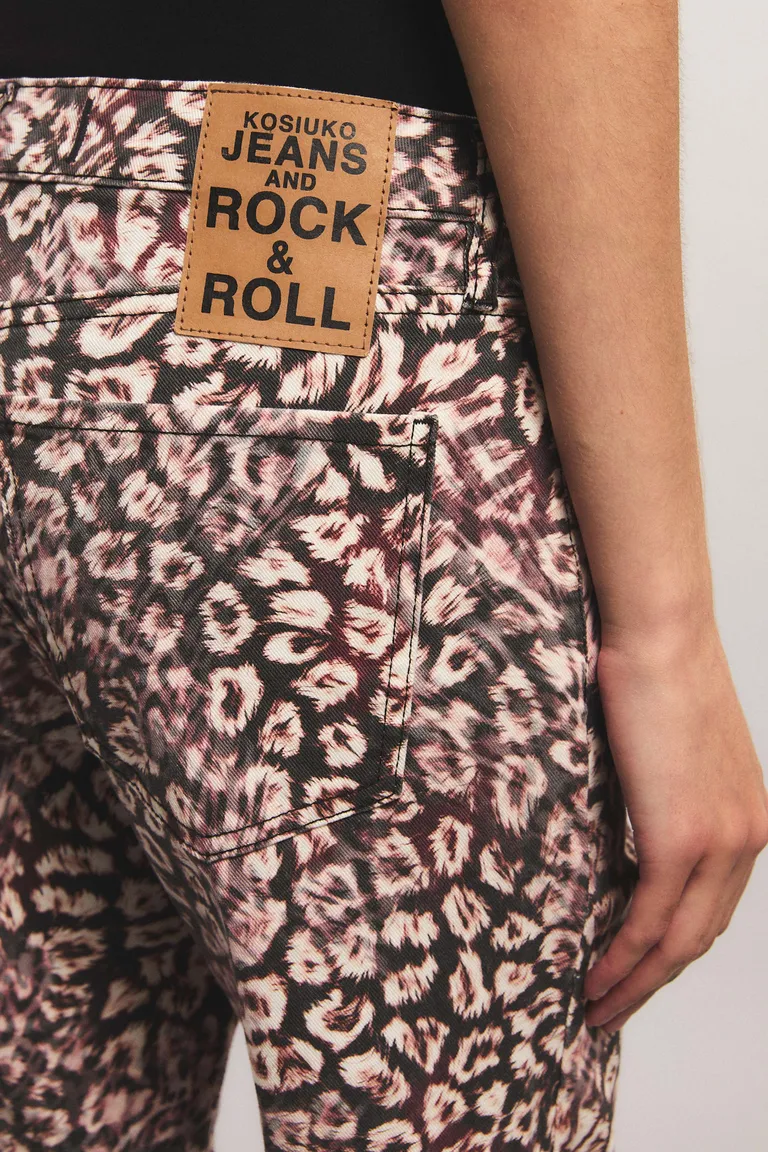 Pantalones bootcut crop con estampado exclusivo y tiro alto de Kosiuko en Pantalones para argentina