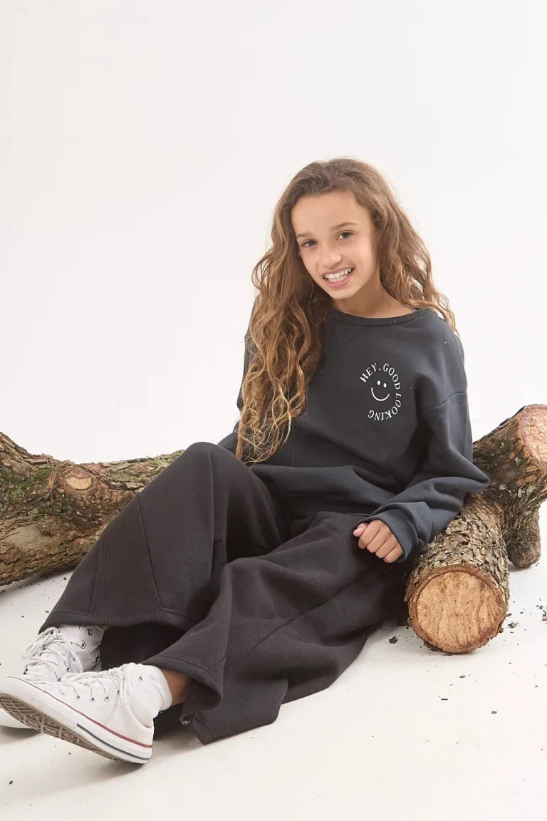 Buzo de frisa negro con diseño sencillo y elegante de Belle en Buzos y Sweaters para argentina