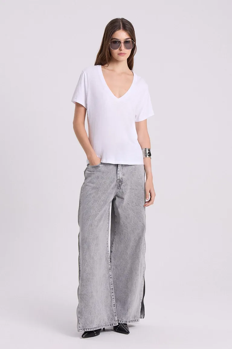 Remera de cuello en V, diseño sutil y elegante para un look casual femenino de Maria Cher en Remeras para argentina