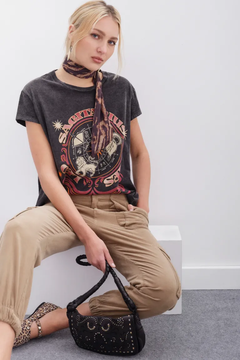 Remera de algodón con estampado gráfico en tonos oscuros para un look juvenil y moderno de Rapsodia en Remeras para argentina