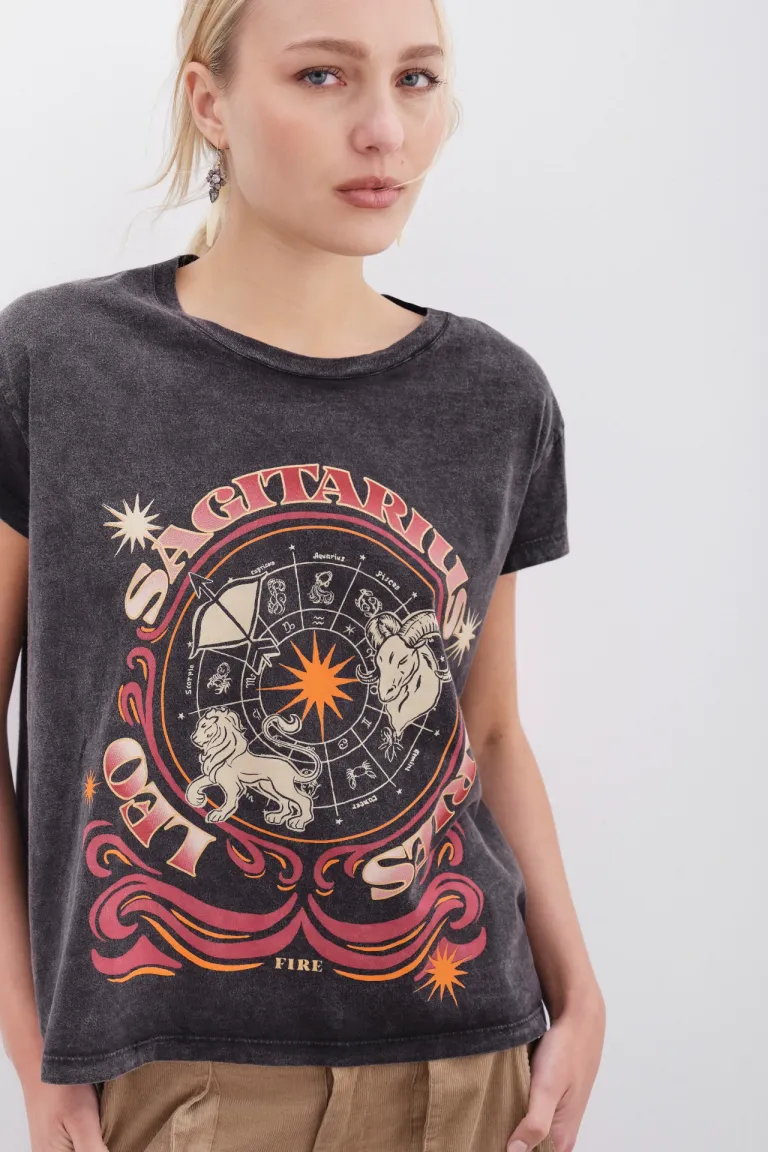 Remera de algodón con estampado gráfico en tonos oscuros para un look juvenil y moderno de Rapsodia en Remeras para argentina