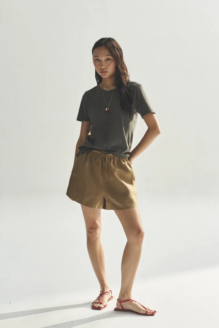 Remera negra de manga corta para mujer, prenda básica de vestir casual de Akiabara en Remeras para argentina