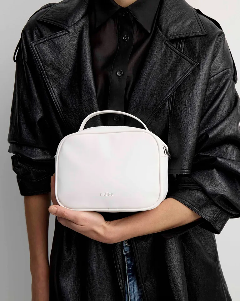 Mini bolsa de goma blanca con cierre marcario y manija ajustable de Prüne en Bolsos y Carteras para argentina