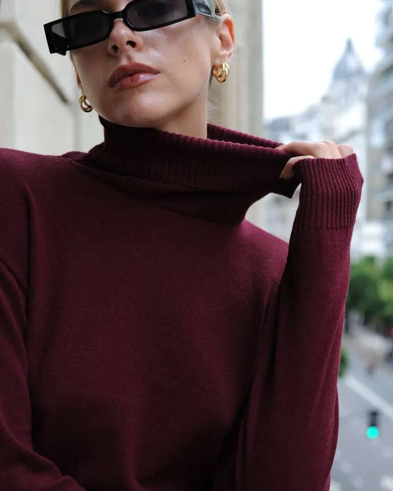 Prenda de vestir femenina, de manga larga, color rojo intenso y sencillo diseño de Hesed en Buzos y Sweaters para argentina