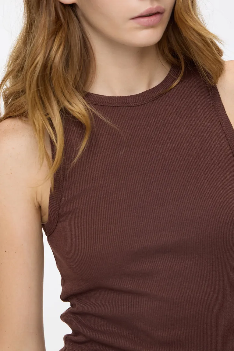 Musculosa de ajuste entallado con cuello redondo y diseño liso para mujer de Cuesta Blanca en Tops para argentina