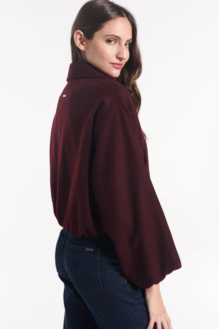 Campera corta con cierre metálico frontal cuello clásico y mangas largas amplias de Justaosadia en Chaquetas para argentina