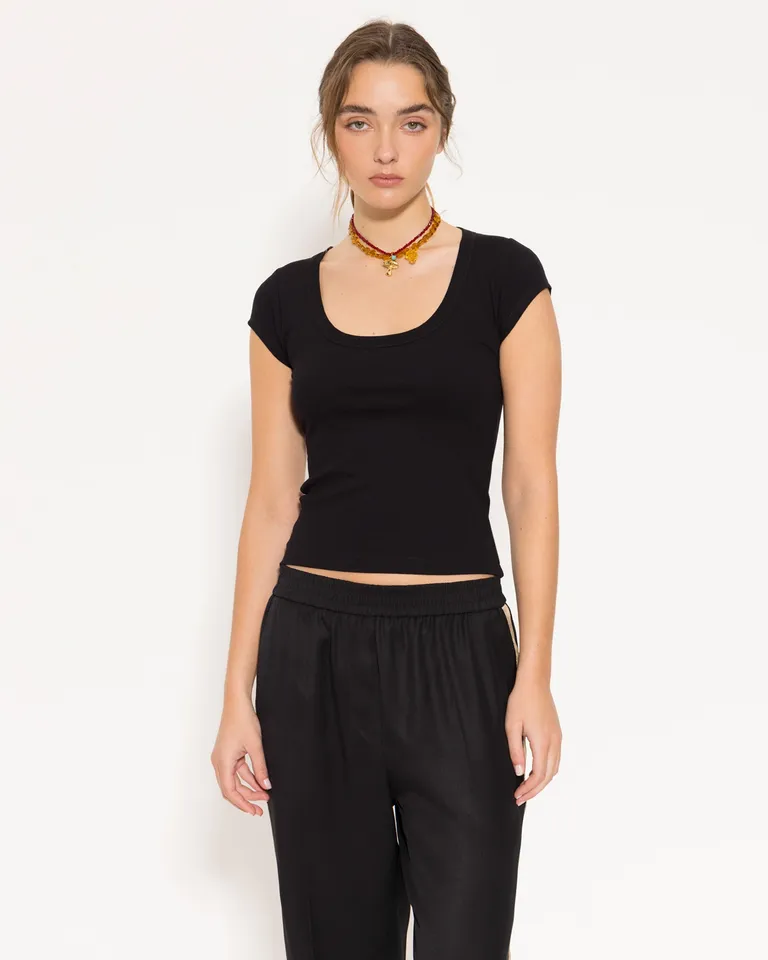 Top negro de punto ajustado al cuerpo, diseño atemporal y elegante de Jazmin Chebar en Tops para argentina
