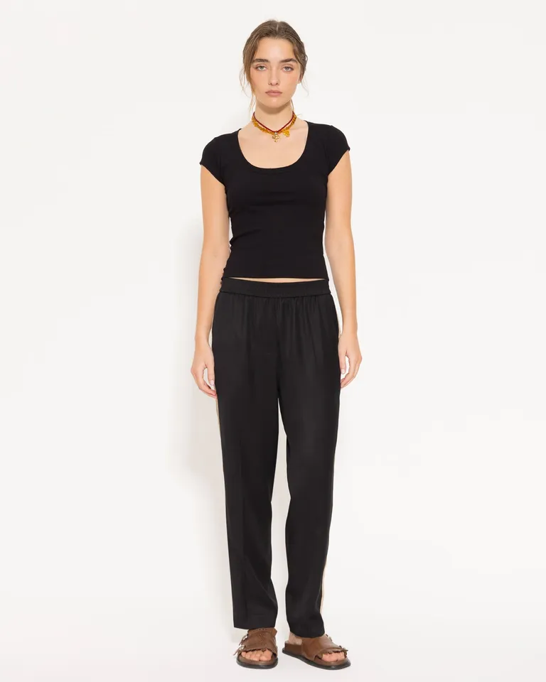 Top negro de punto ajustado al cuerpo, diseño atemporal y elegante de Jazmin Chebar en Tops para argentina