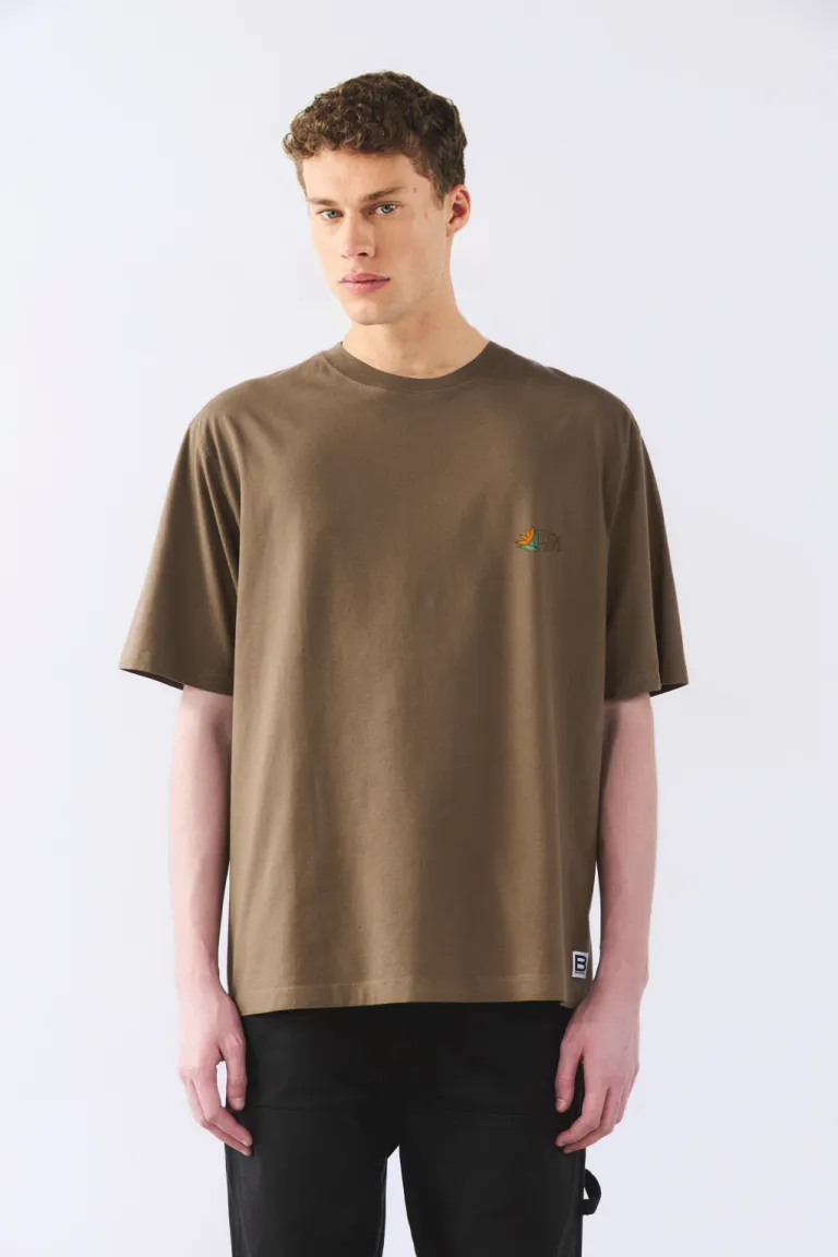 Remera de corte holgado y diseño sobrio en color marrón de Bensimon en Remeras y Polos para argentina