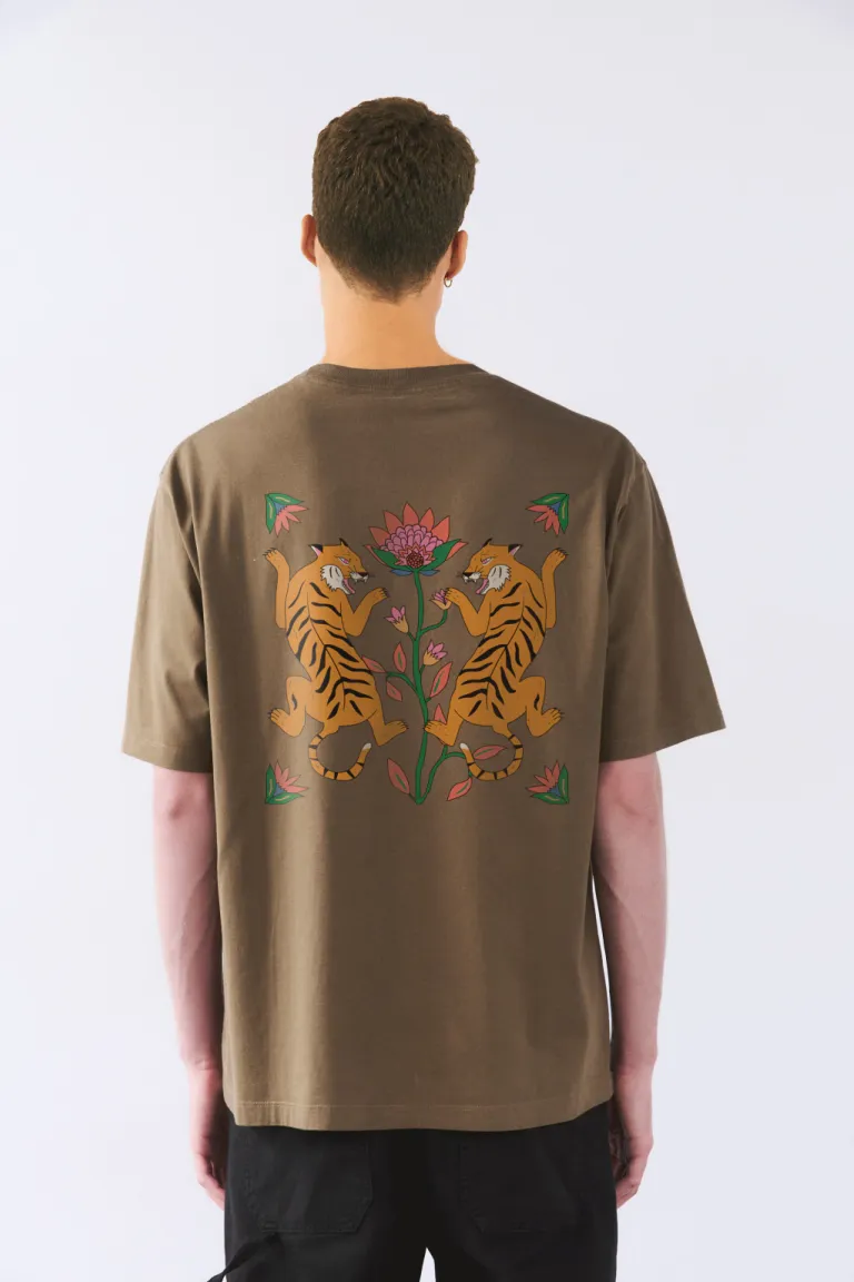 Remera de corte holgado y diseño sobrio en color marrón de Bensimon en Remeras y Polos para argentina