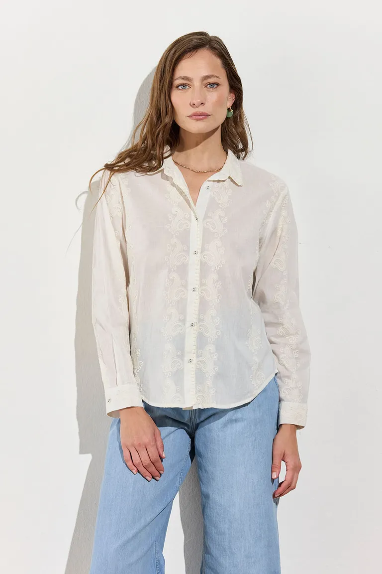 Camisa blanca de manga larga con bordados delicados y elegantes de Indiastyle en Camisas para argentina