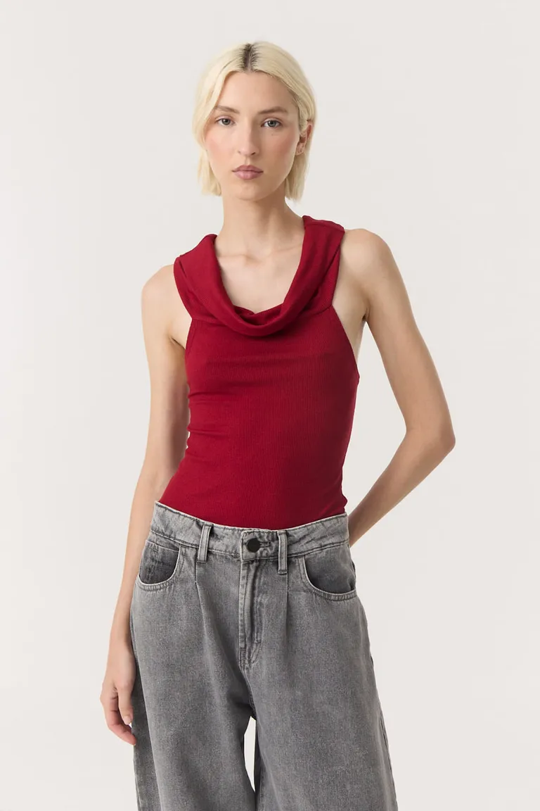 Top sin mangas con cuello drapeado tipo buche y diseño entallado versátil de Furzai en Tops para argentina