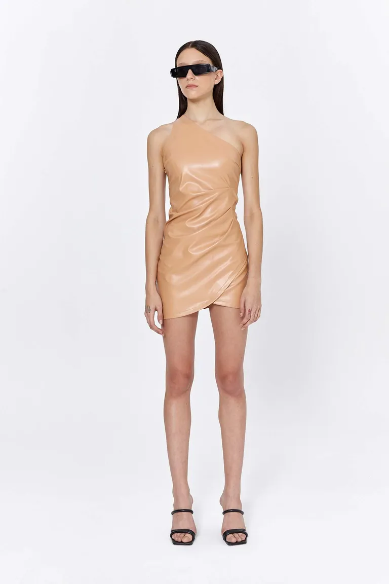 Vestido corto de un hombro con detalles irregulares en el ruedo y cierre lateral de Naíma en Vestidos para argentina