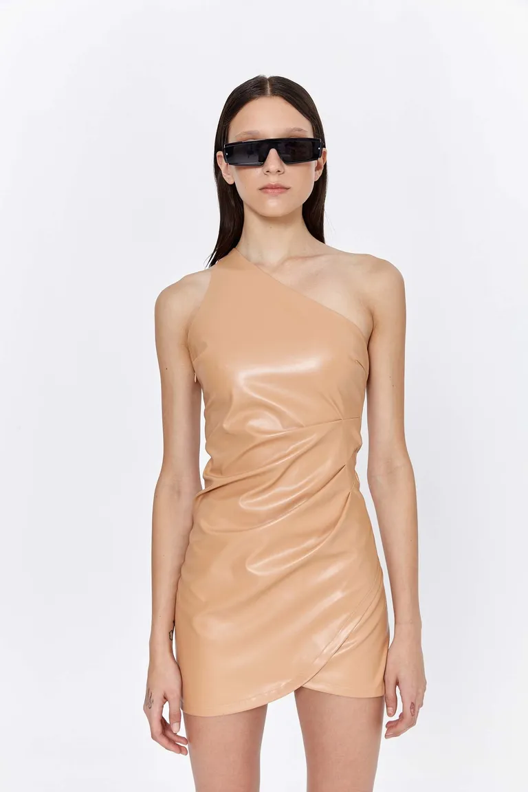 Vestido corto de un hombro con detalles irregulares en el ruedo y cierre lateral de Naíma en Vestidos para argentina