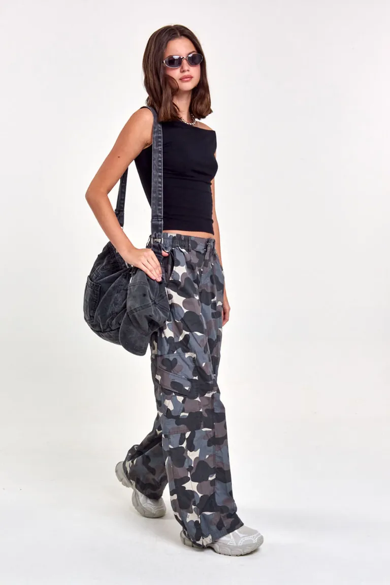 Pantalón cargo con estampado camuflado para un look moderno y sporty de 47 Street en Pantalones para argentina