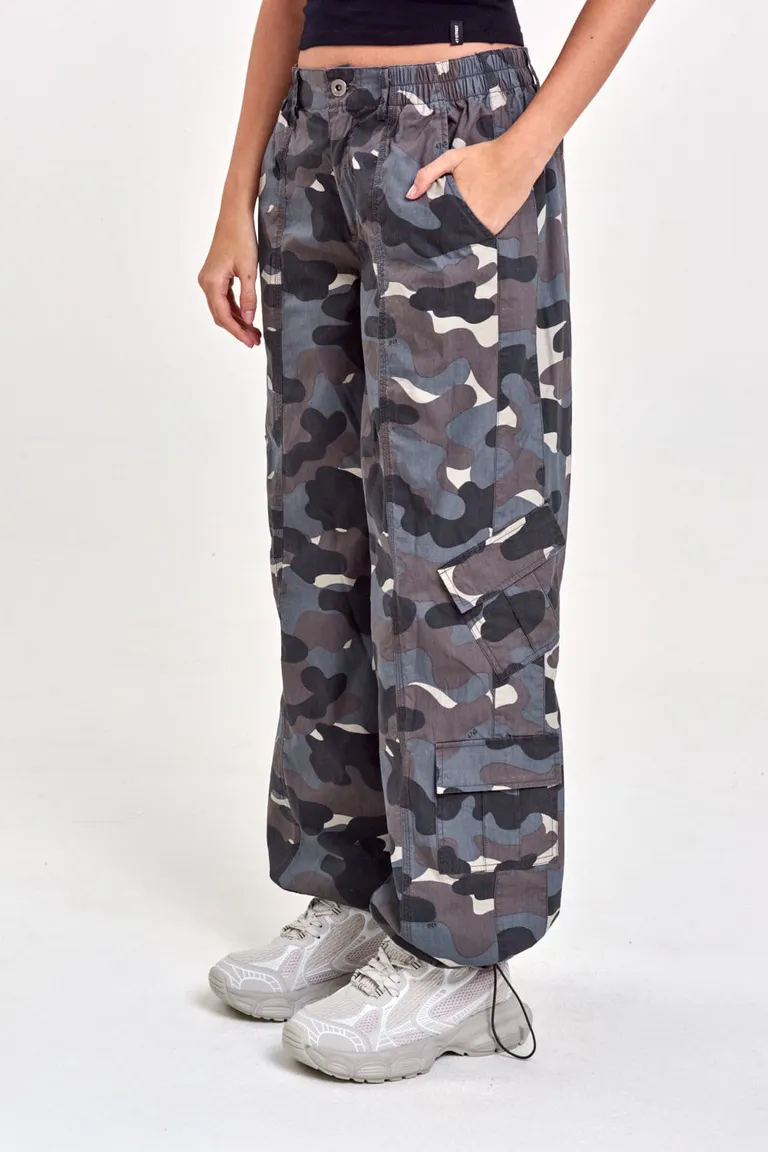 Pantalón cargo con estampado camuflado para un look moderno y sporty de 47 Street en Pantalones para argentina
