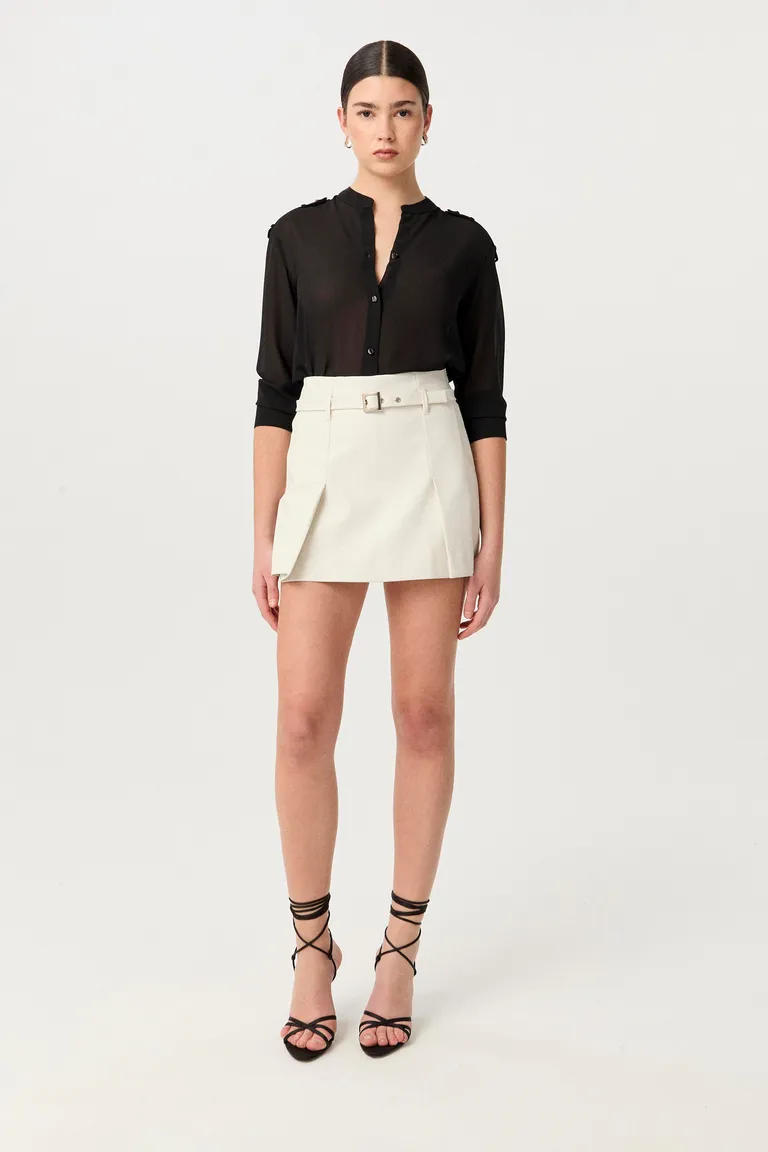Short efecto falda de tiro alto y silueta evasé con hebilla y ojalillos metálicos de Markova en Faldas para argentina