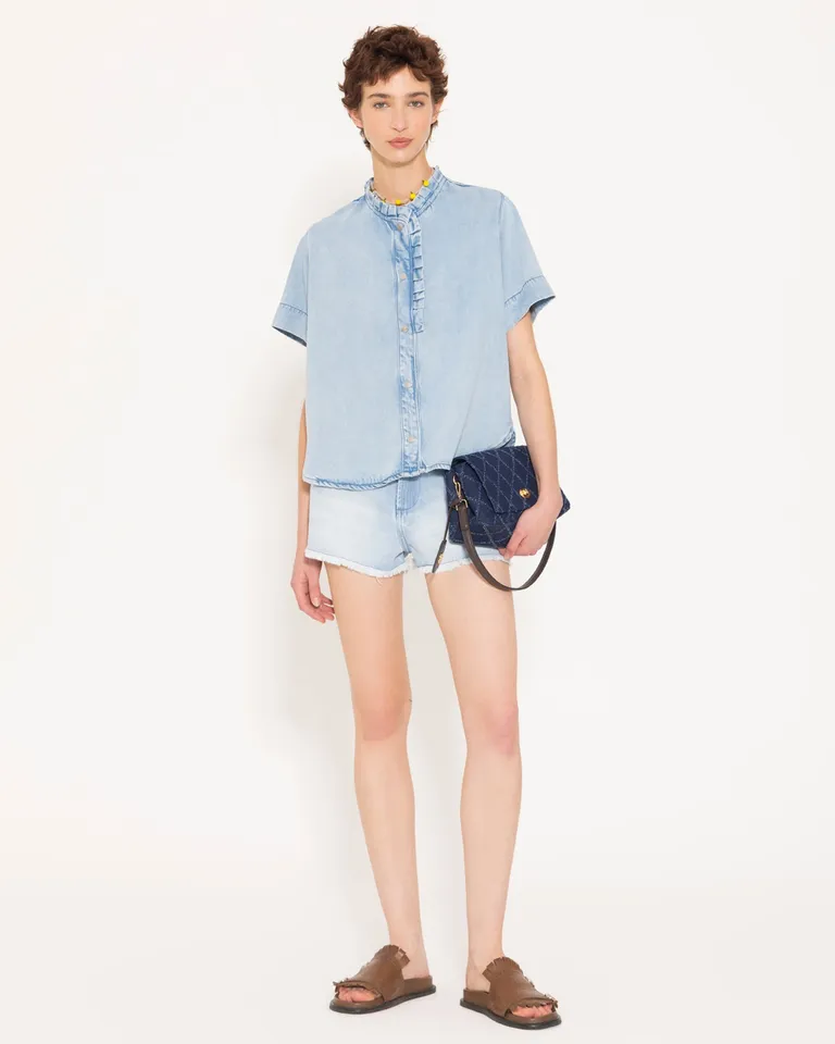 Camisa de manga corta con detalles en cuello y cartera, una prenda versátil para cualquier look de Jazmin Chebar en Camisas para argentina