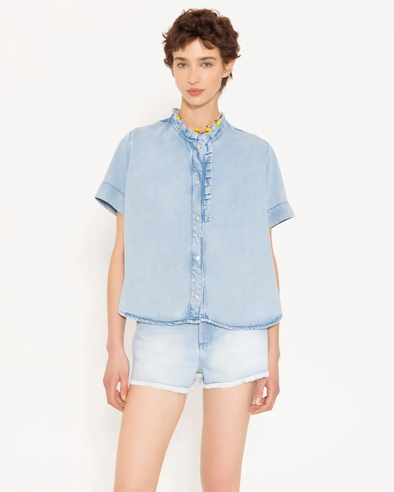 Camisa de manga corta con detalles en cuello y cartera, una prenda versátil para cualquier look de Jazmin Chebar en Camisas para argentina