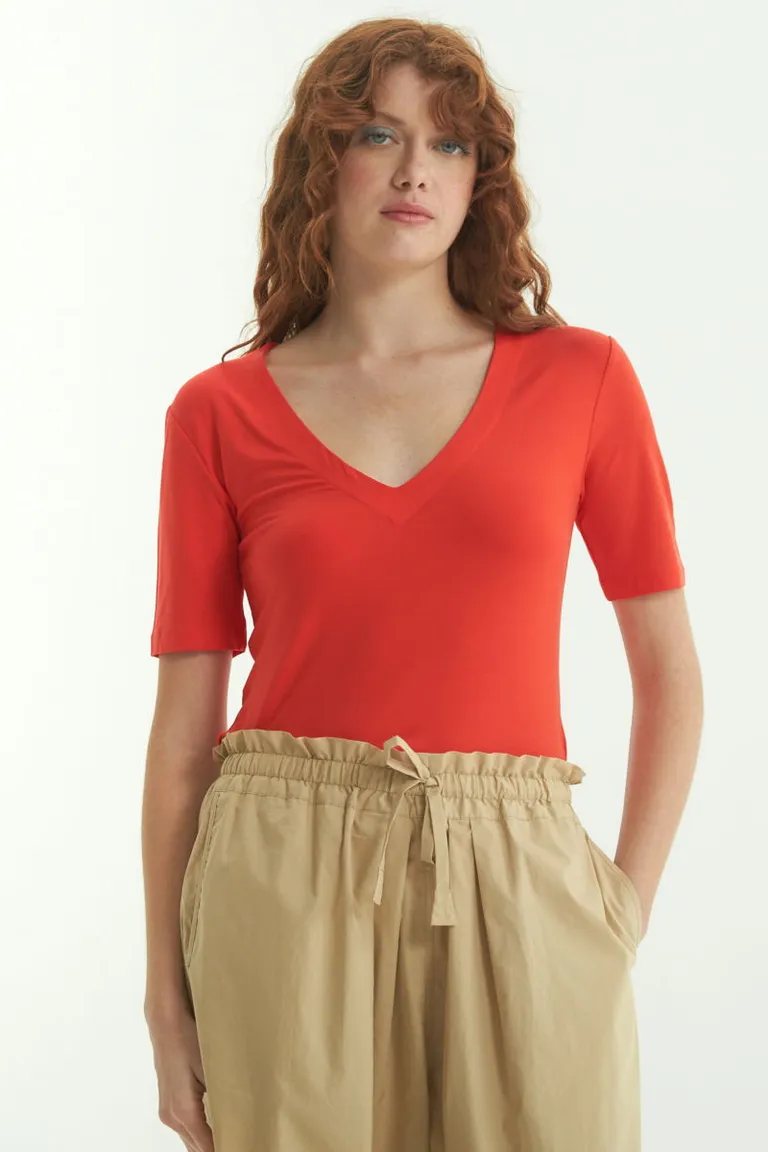 Remera de escote en V en tono rojo, ideal para combinar con diferentes estilos de Las Pepas en Remeras para argentina