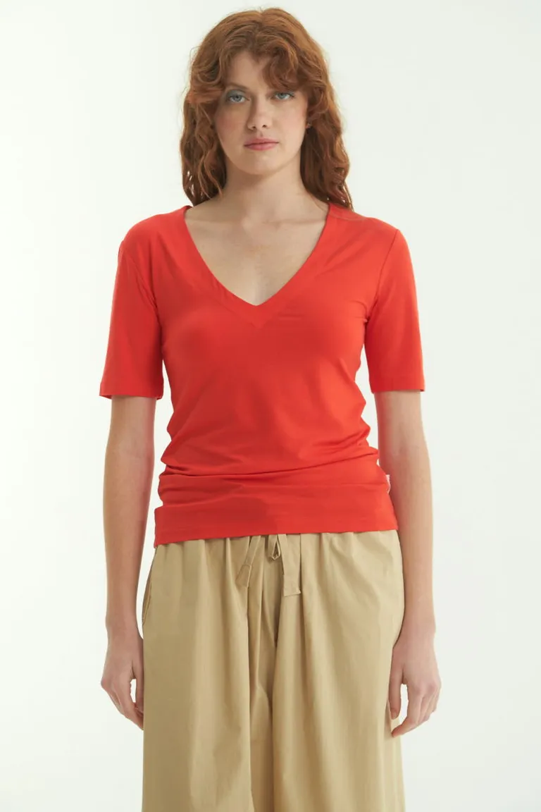 Remera de escote en V en tono rojo, ideal para combinar con diferentes estilos de Las Pepas en Remeras para argentina