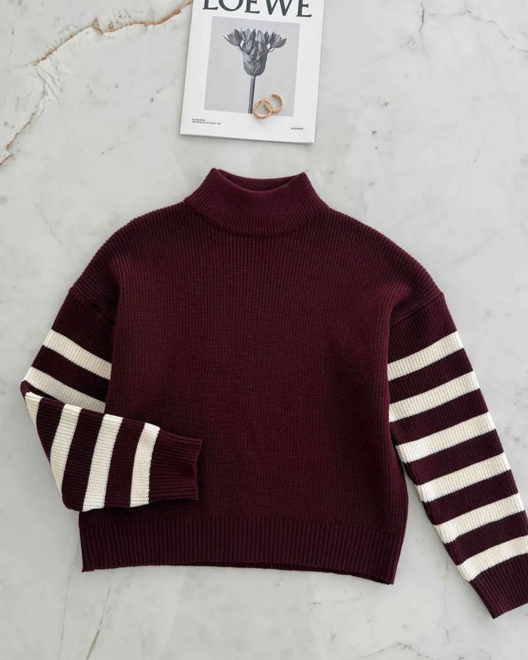 Suéter de lana rojo con rayas en las mangas, una prenda versátil y de diseño moderno de Hesed en Buzos y Sweaters para argentina