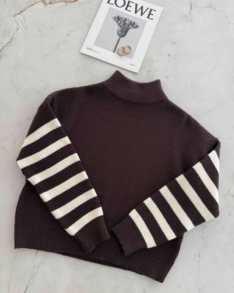 Suéter de lana rojo con rayas en las mangas, una prenda versátil y de diseño moderno de Hesed en Buzos y Sweaters para argentina