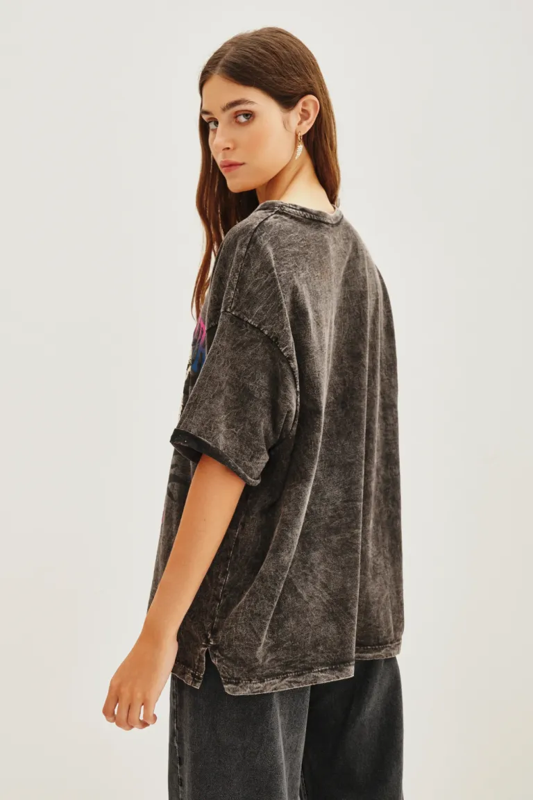 Remera oversize manga corta con estampa frontal de animal y detalles tipográficos estilo rock de Rapsodia en Remeras para argentina