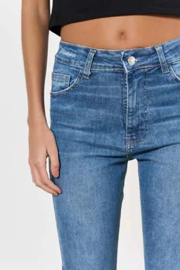 Jean denim chupín collin de Magda en Pantalones para argentina
