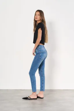 Jean denim chupín collin de Magda en Pantalones para argentina