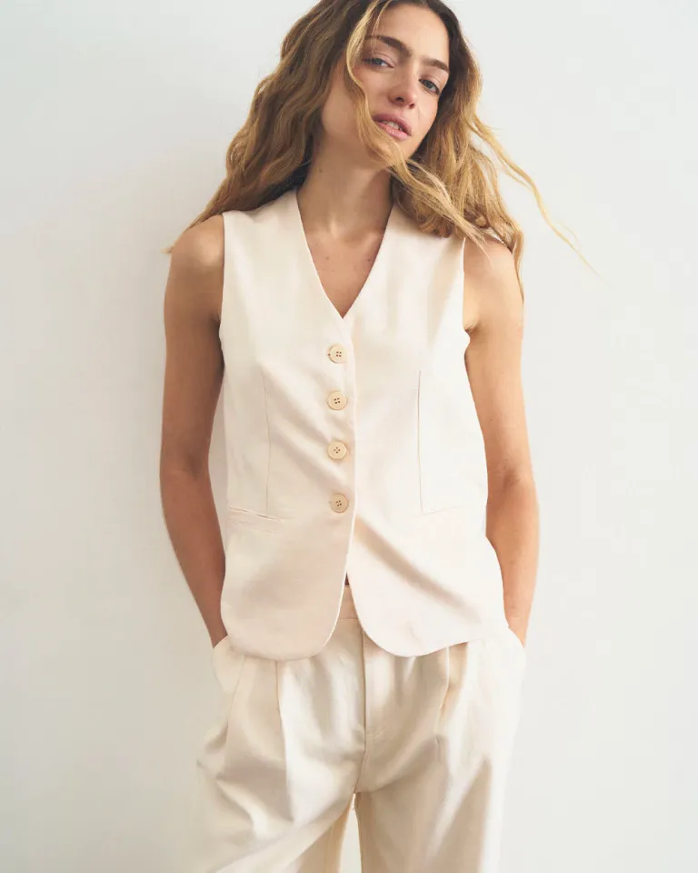 Chaleco clásico con pinzas frontales y bolsillos decorativos para un look sofisticado de Sky en Chalecos para argentina