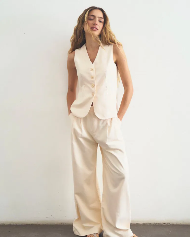 Chaleco clásico con pinzas frontales y bolsillos decorativos para un look sofisticado de Sky en Chalecos para argentina