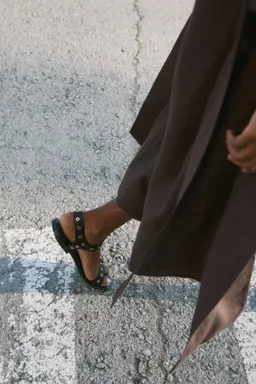 Sandalias tiras hebillas eyelets de Mango en Sandalias para argentina