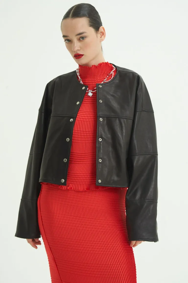 Chaqueta de cuero negra de corte amplio y diseño minimalista de Las Pepas en Chaquetas para argentina