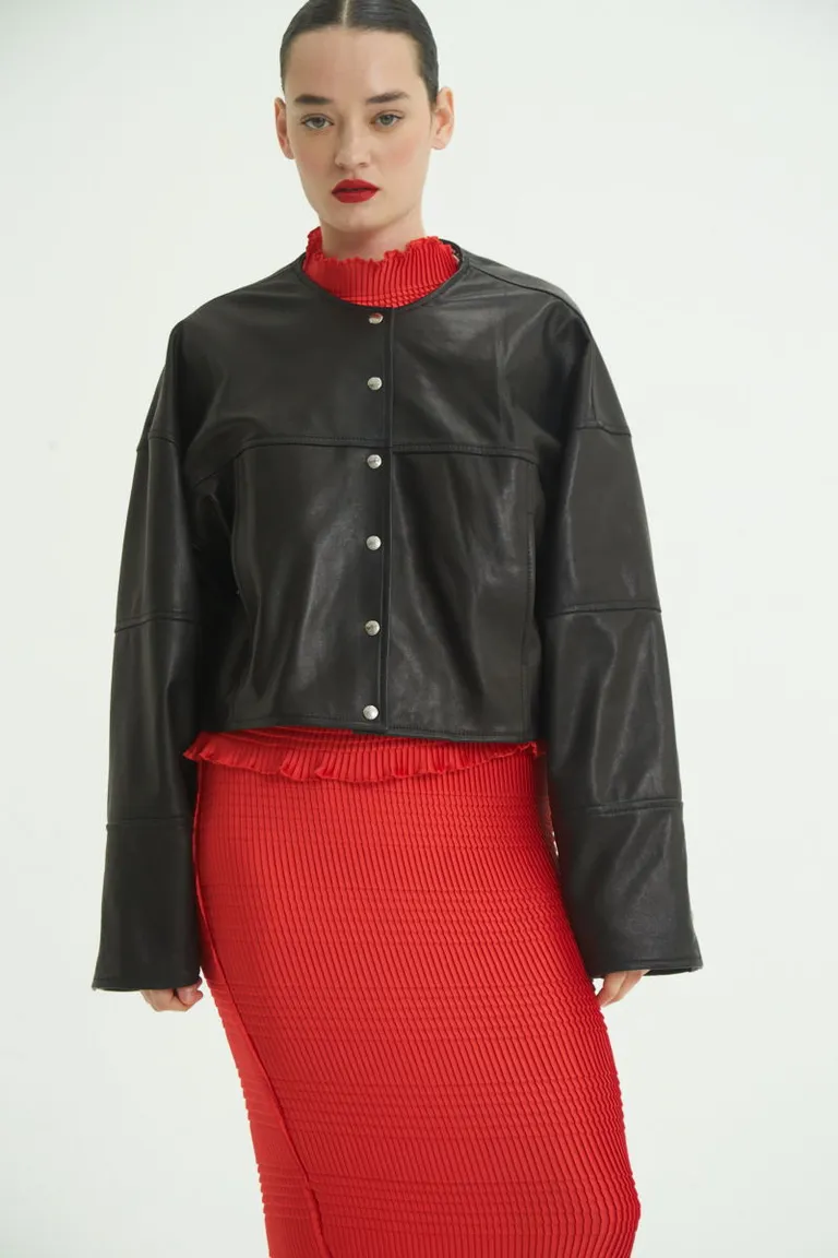 Chaqueta de cuero negra de corte amplio y diseño minimalista de Las Pepas en Chaquetas para argentina