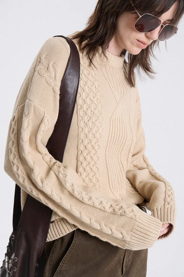 Sweater de cuello redondo tejido con detalle de textura frontal y calce relajado de Maria Cher en Buzos y Sweaters para argentina