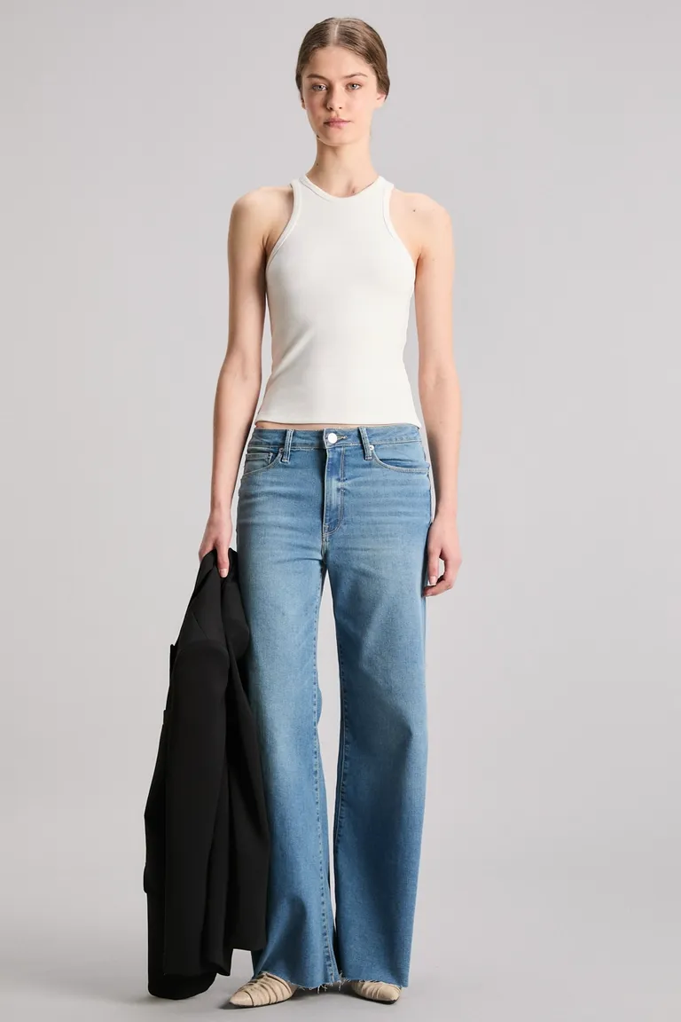 Musculosa blanca de corte slim y cuello redondo de Kosiuko en Tops para argentina